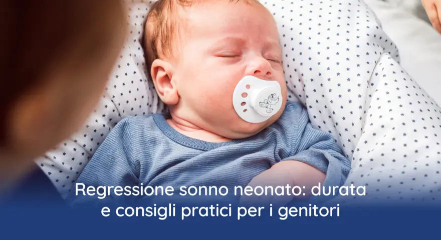 Neonata dorme con ciuccio, affrontando la regressione del sonno. Consigli per genitori.