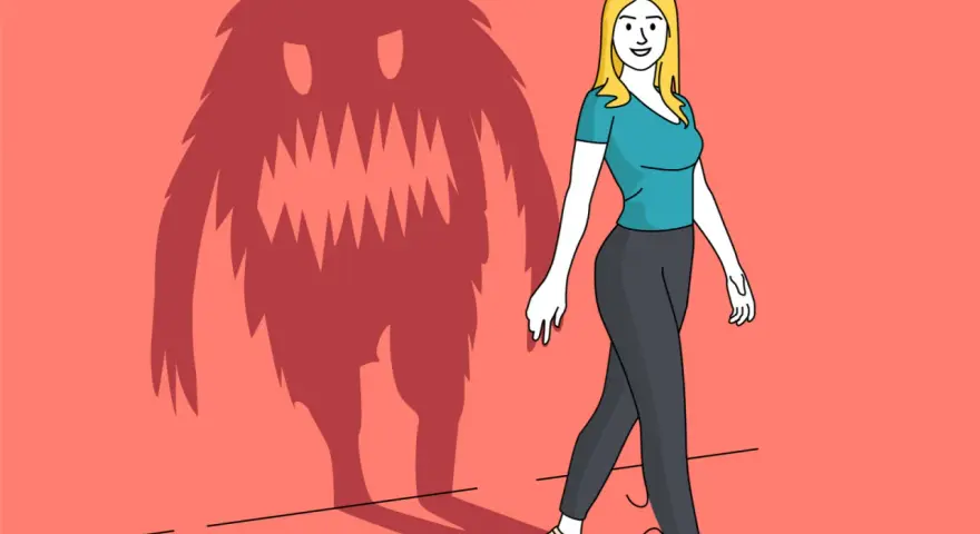 Una donna cammina con un'ombra mostruosa alle spalle, simbolo del suo comportamento passivo aggressivo.