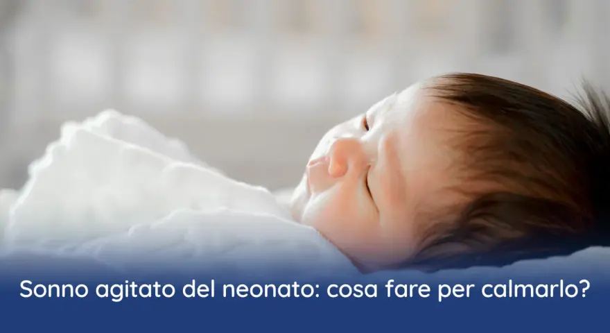 Neonato dorme con respiro rumoroso. Il suo sonno agitato è normale, ma ci sono modi per calmarlo.