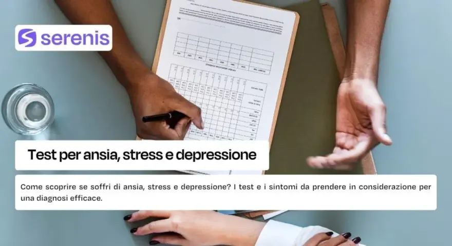 Test per ansia, stress e depressione. Un foglio con caselle e una mano che scrive, per valutare il proprio stato di benessere.