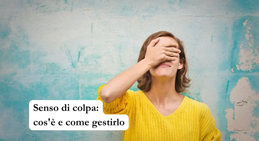 Donna con mano sugli occhi, che esprime il non stare bene con se stessi. Testo: "Senso di colpa: cos'è e come gestirlo".