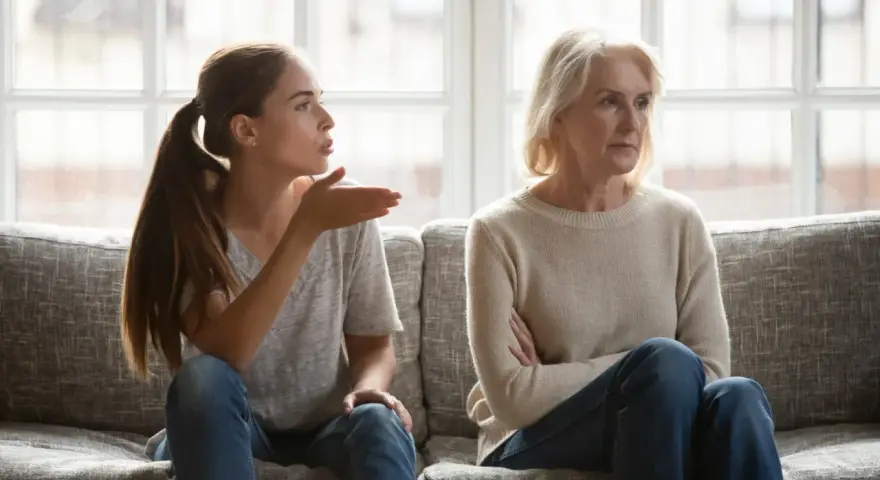 Una giovane donna parla con sua madre, che sembra una mamma gelosa della nuova compagna del figlio.