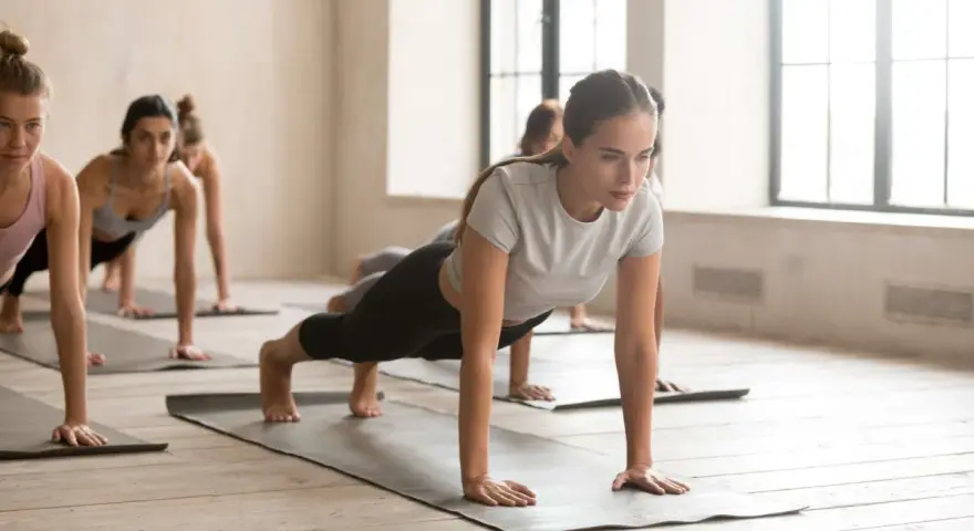 Donne in posizione di plank durante una lezione di pilates in gravidanza.