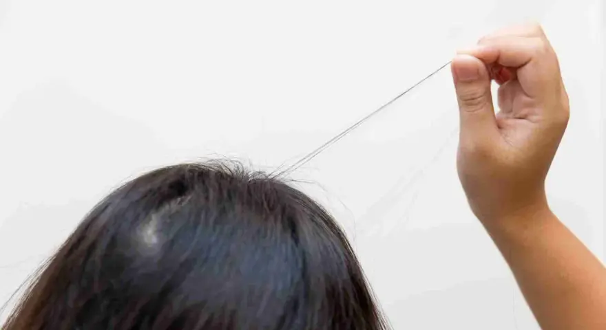 Un neonato si tira i capelli, un gesto curioso e un po' dispettoso.