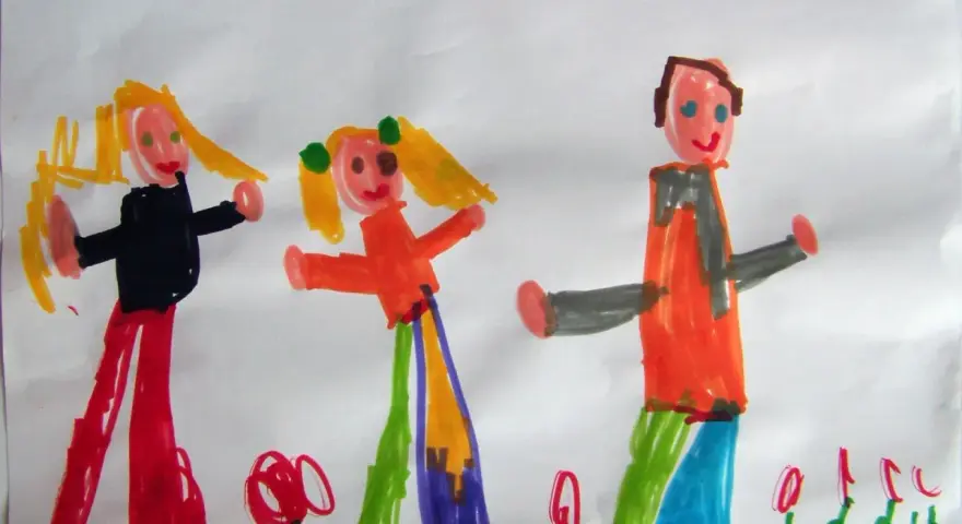 Disegno colorato di un test della famiglia: due bambine con capelli biondi e un adulto, in un prato fiorito.
