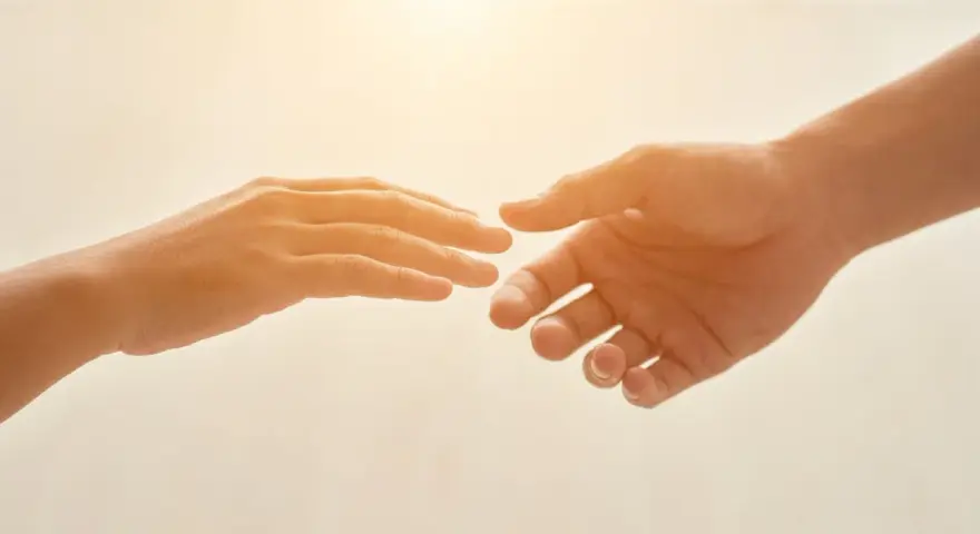 Due mani si tendono l'una verso l'altra, un gesto che può simboleggiare il superamento della differenza tra ansia e paura, trovando conforto.
