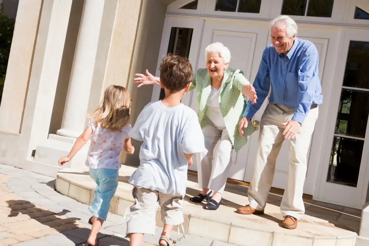 Nonni sorridenti accolgono i nipoti che corrono verso di loro. Un abbraccio atteso, ma i nonni che non aiutano sono solo un ricordo lontano.