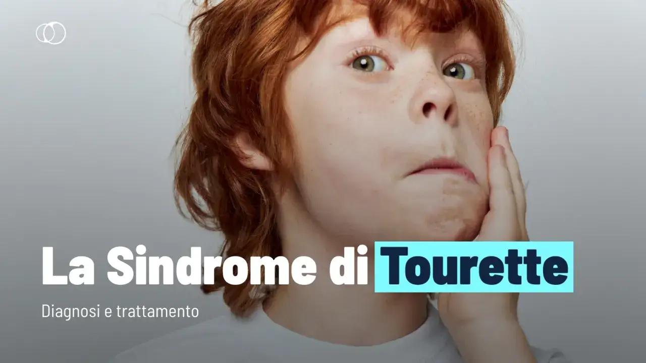 Primo piano di un bambino con capelli rossi, che mostra alcuni sintomi della sindrome di Tourette. Testo: