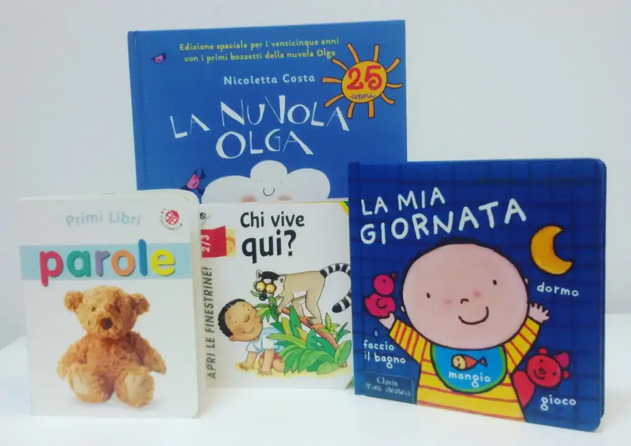 Libri illustrati per bambini, ideali per lo sviluppo del linguaggio. Un orsetto, una nuvola Olga e un bimbo che fa il bagno.