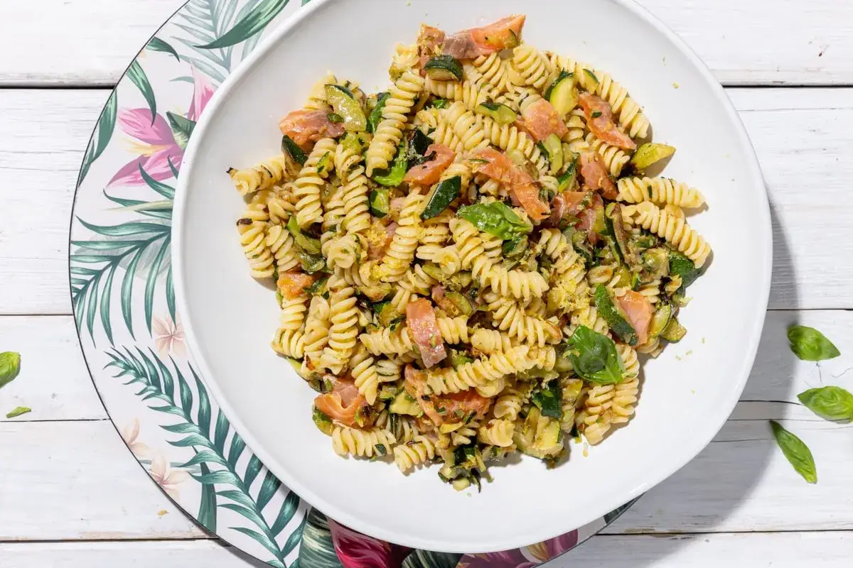 Fusilli con salmone e zucchine, un'idea gustosa di pasta fredda per bambini, fresca e colorata.