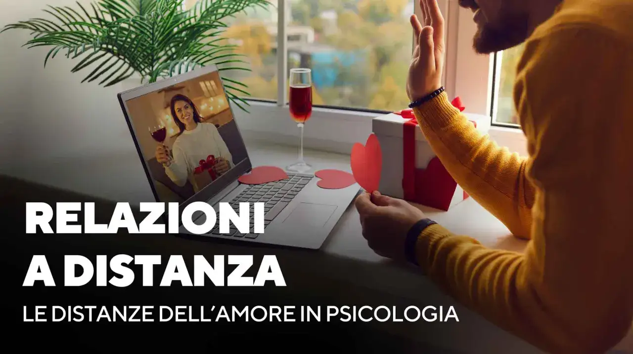 Coppia in videochiamata, lei con bicchiere di vino, lui saluta. Forse mio marito non mi da attenzioni, ma la tecnologia ci unisce.