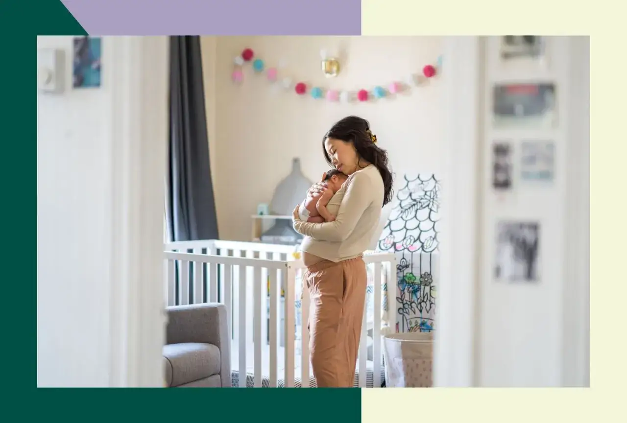 Mamma culla il suo neonato non dorme, in una stanza con una culla e decorazioni colorate.