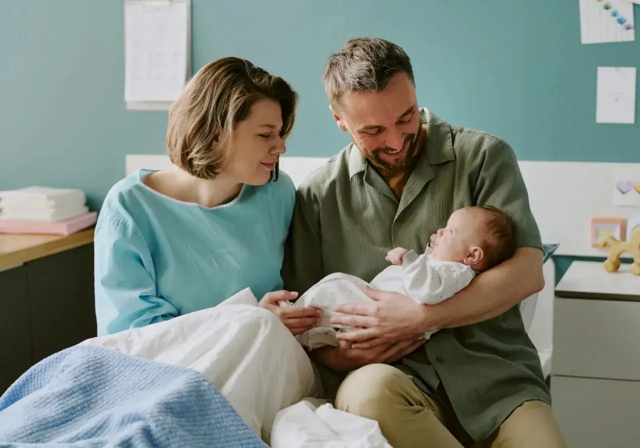 Coppia felice con neonato. Esperienze di un secondo figlio a 42 anni, un nuovo capitolo d'amore.