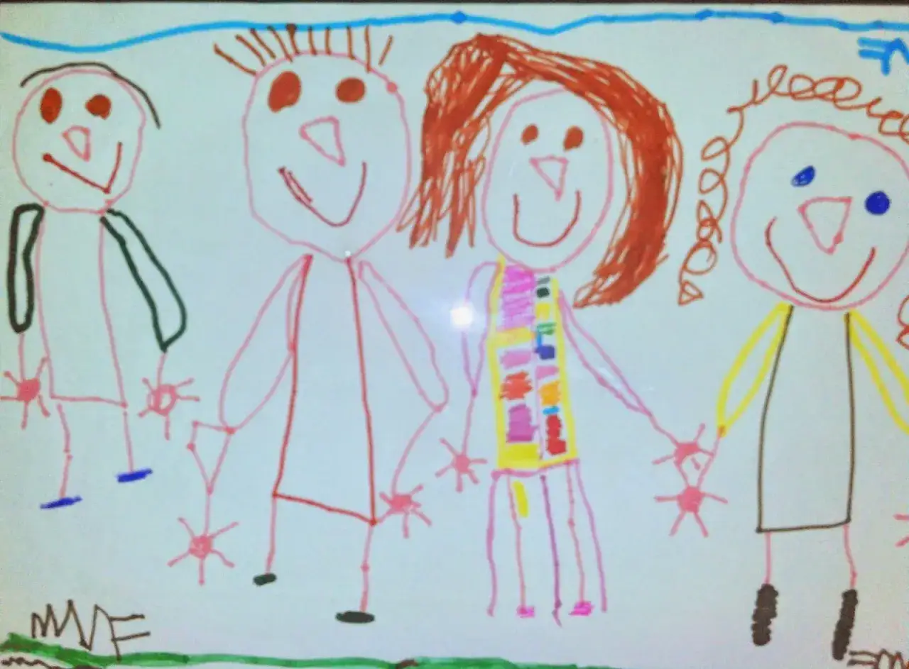 Disegno colorato di una famiglia felice, un vero test della famiglia.