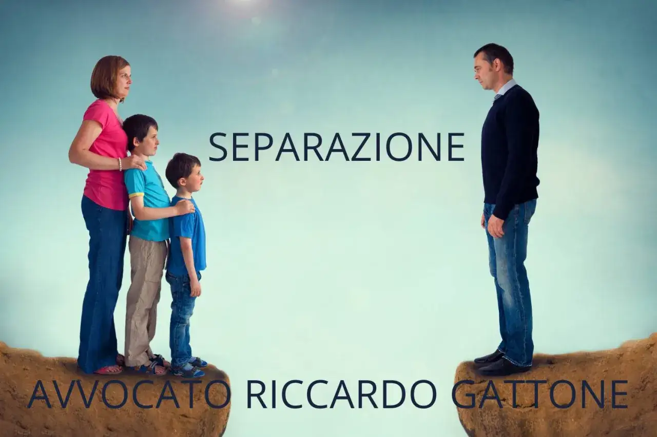 Famiglia divisa: madre con figli maschi di genitori separati da un lato, padre dall'altro.